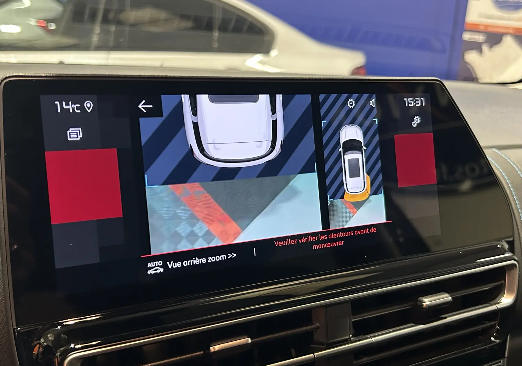 Écran tactile du GPS et caméra de recul du Citroën C5 Aircross gris platinium, affichage vue arrière et dessus du véhicule.
