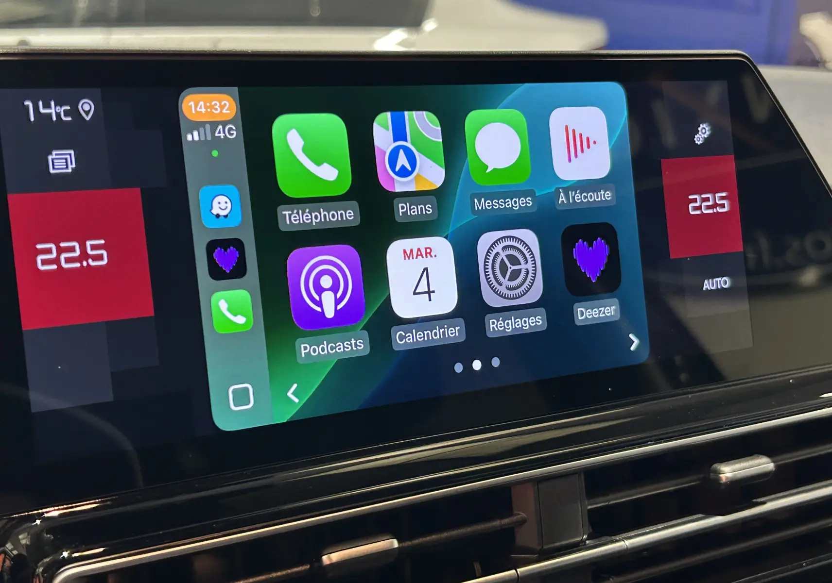 Écran tactile central du Citroën C5 Aircross 2025 gris platinium affichant applications smartphone et température à 22,5°C.
