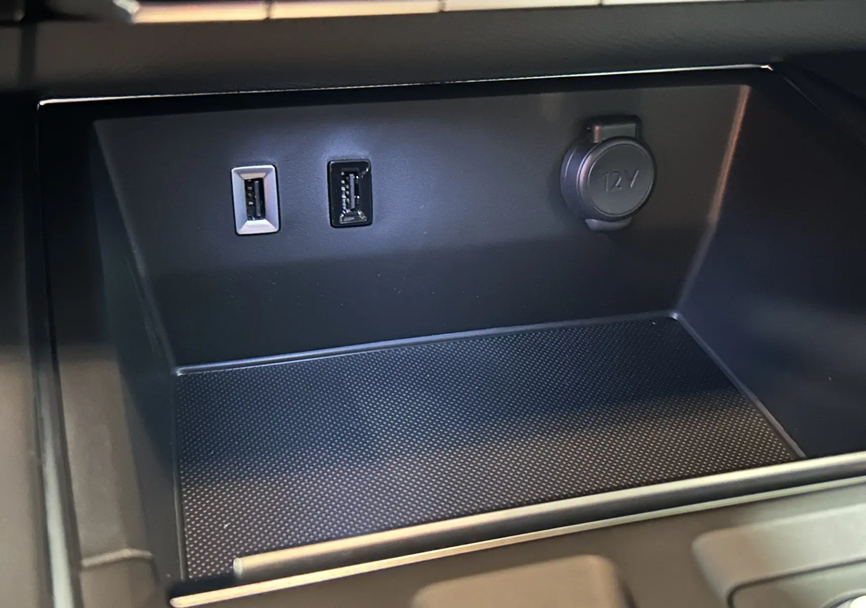 Prise 12V et deux ports USB en gros plan dans le compartiment central d’un Citroën C5 Aircross gris platinium 2025.