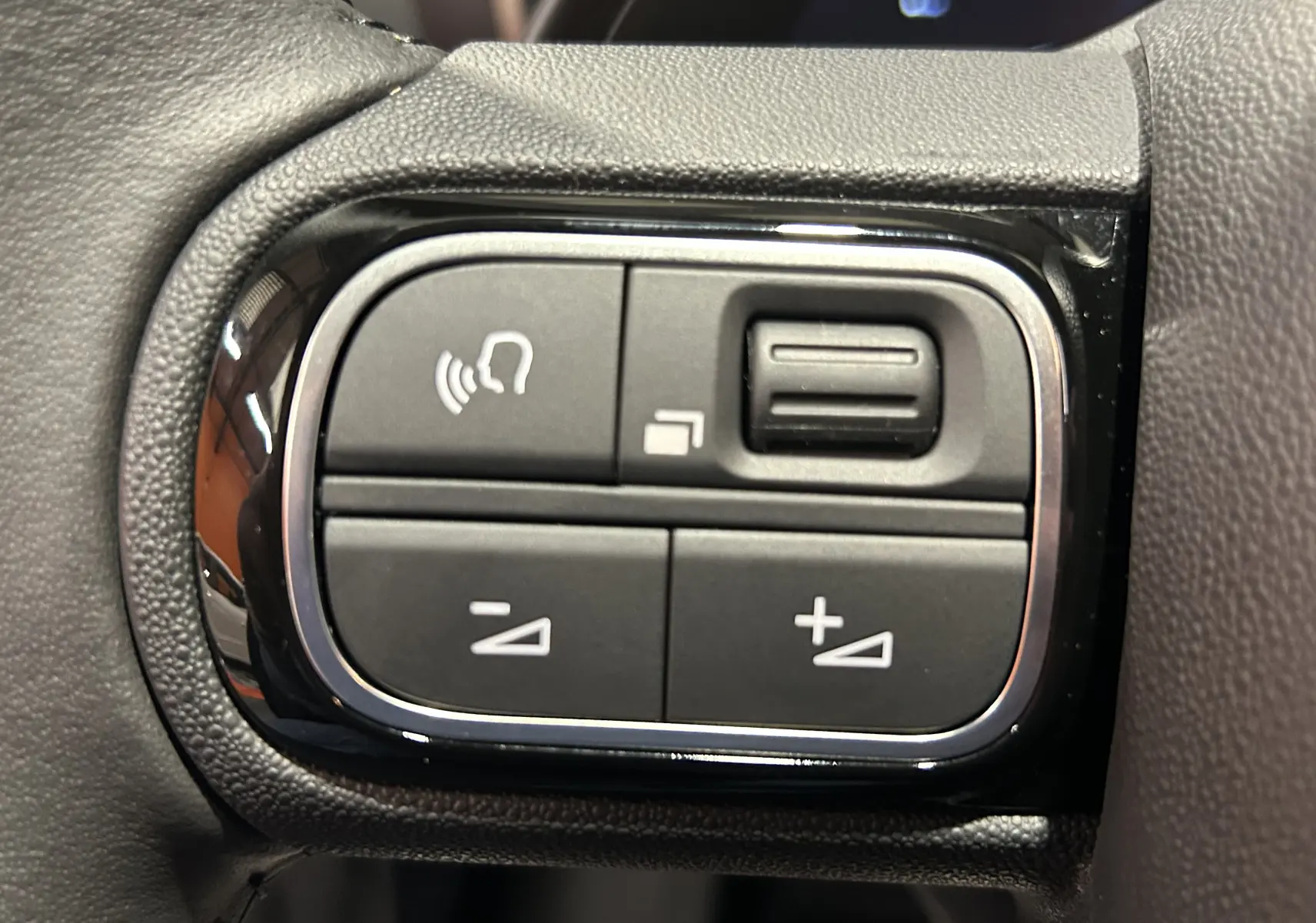 Gros plan sur les commandes noires du volant du Citroën C5 Aircross gris platinium 2025.