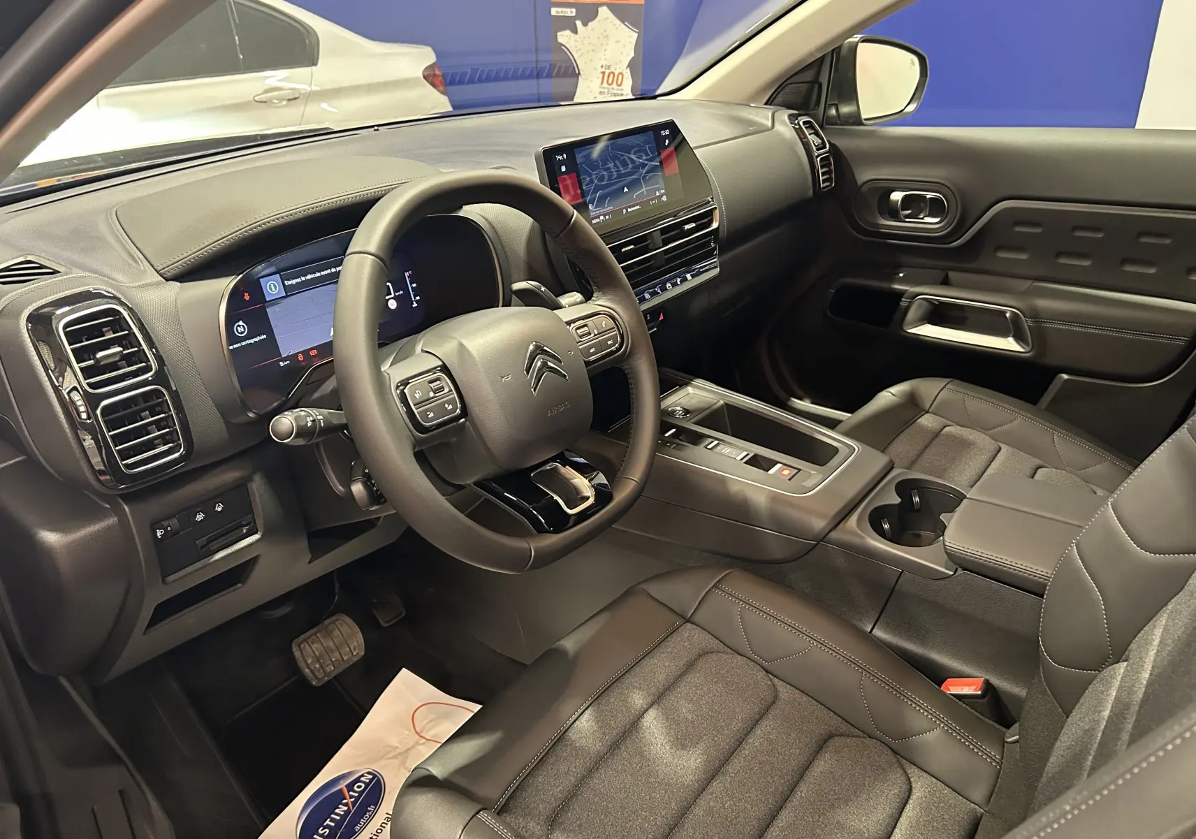 Intérieur avant droit du Citroën C5 Aircross gris platinium 2025 avec tableau de bord numérique et écran GPS tactile.