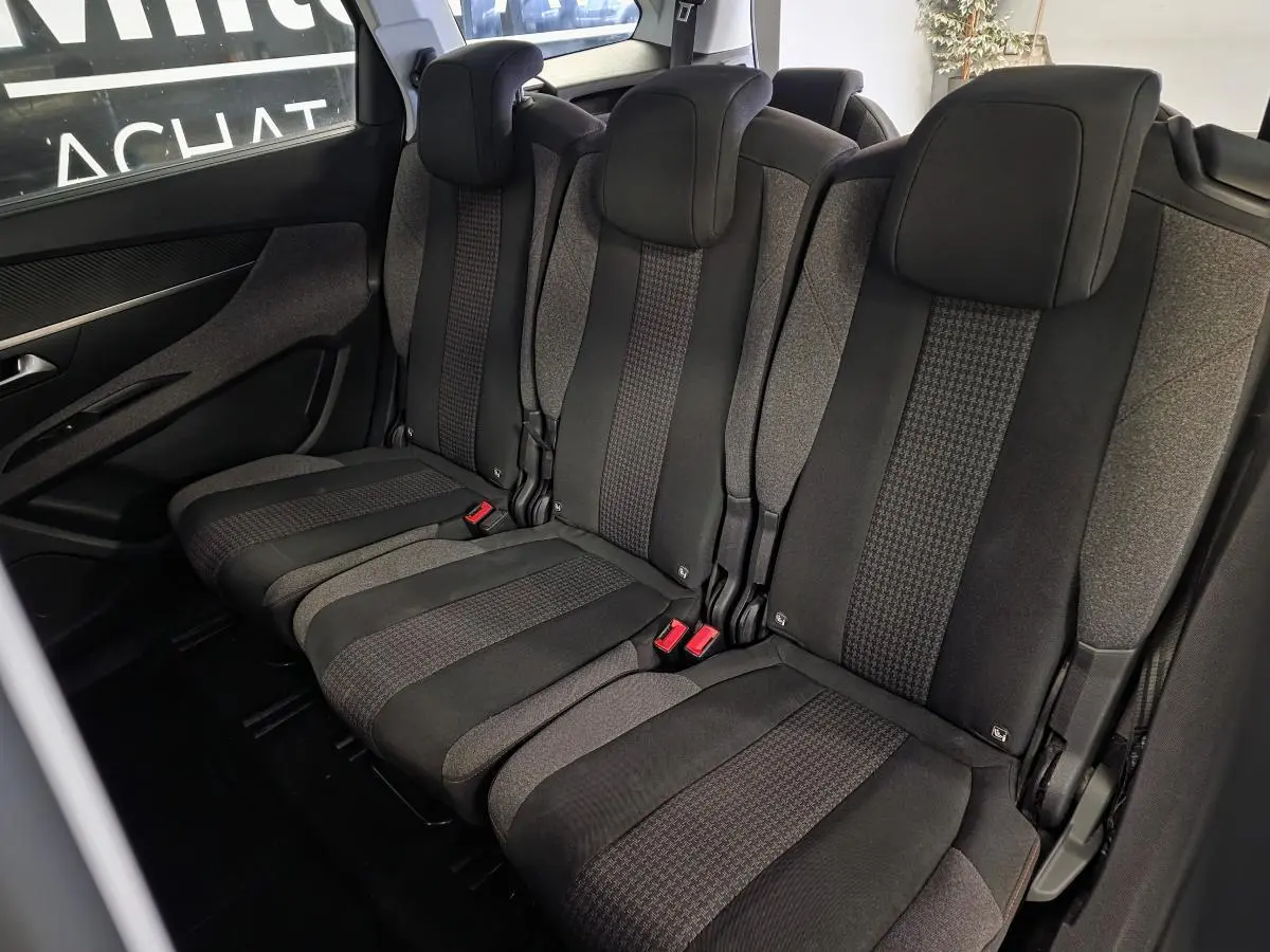 Vue rapprochée des trois sièges arrière indépendants gris et noirs du Peugeot 5008 Active 2020, version 7 places.
