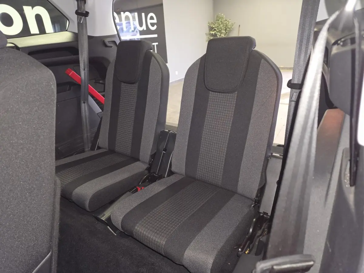 Vue rapprochée des sièges arrière indépendants en tissu gris du Peugeot 5008 2020, version 7 places.