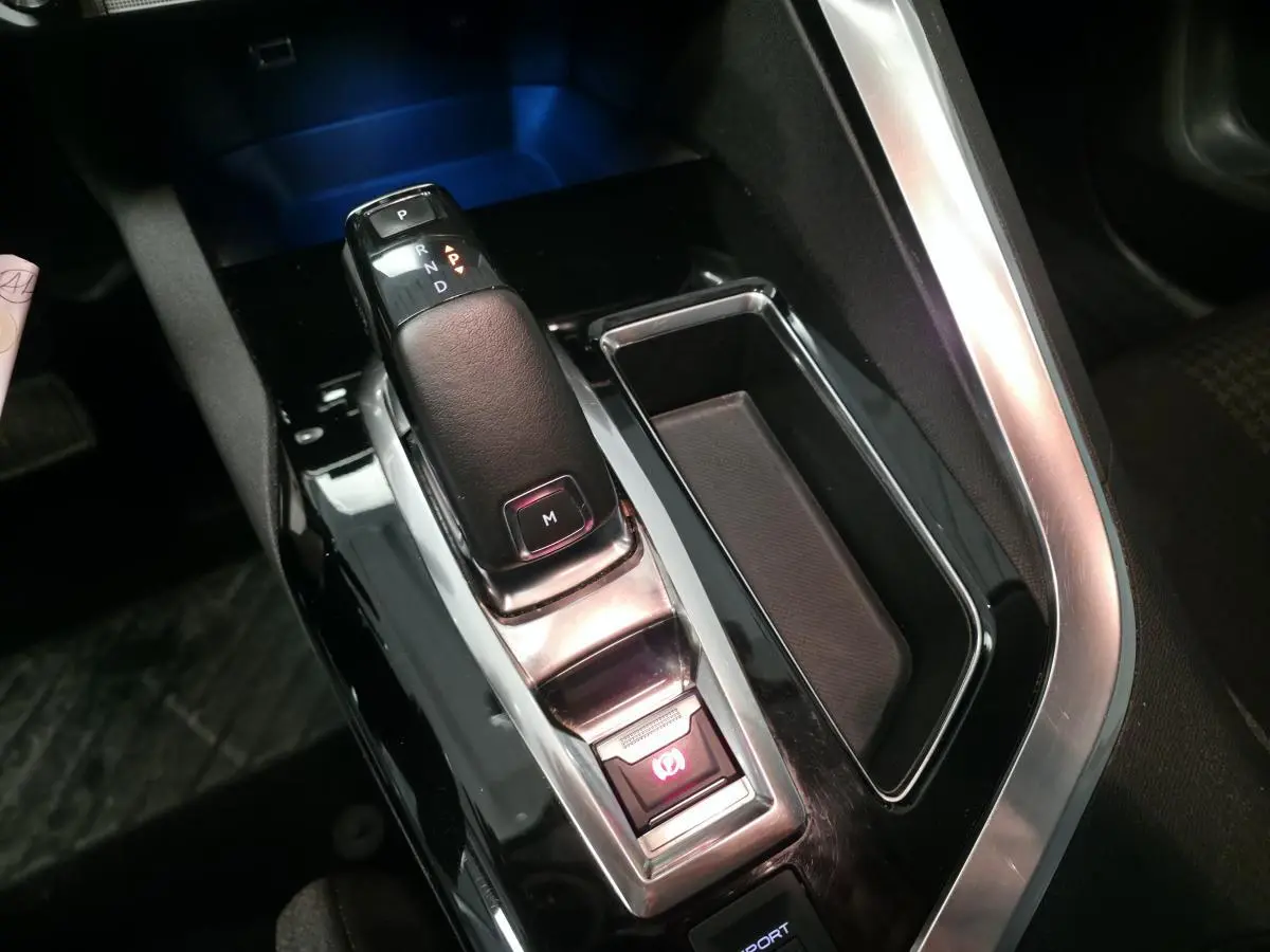 Le levier de vitesse automatique noir et chrome du Peugeot 5008 2020 en gros plan sur la console centrale.