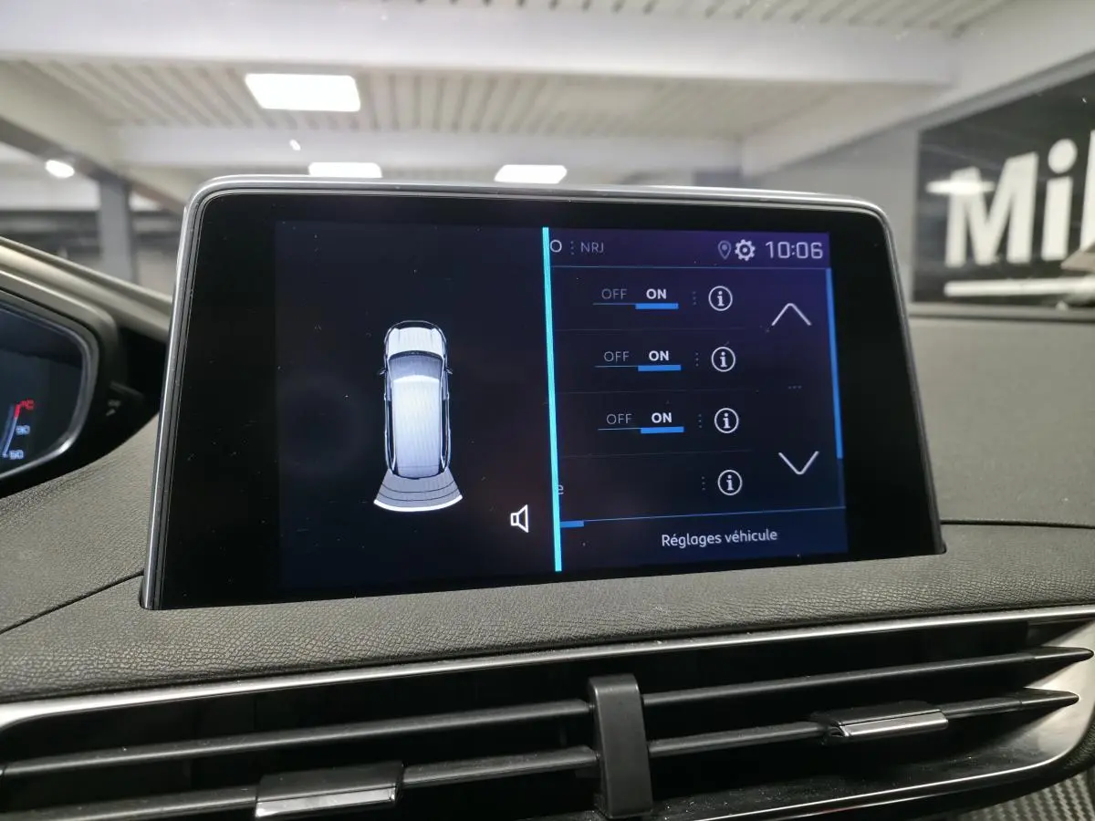 Écran tactile du tableau de bord du Peugeot 5008 2020 affichant les réglages véhicule en intérieur.