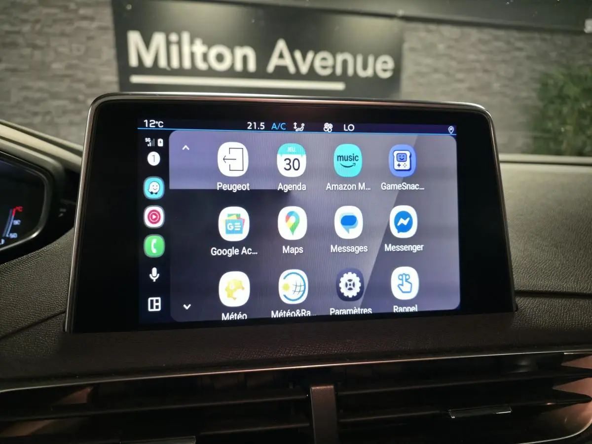 Écran tactile central du Peugeot 5008 gris de 2020 affichant des applications connectées, vue intérieure frontale.