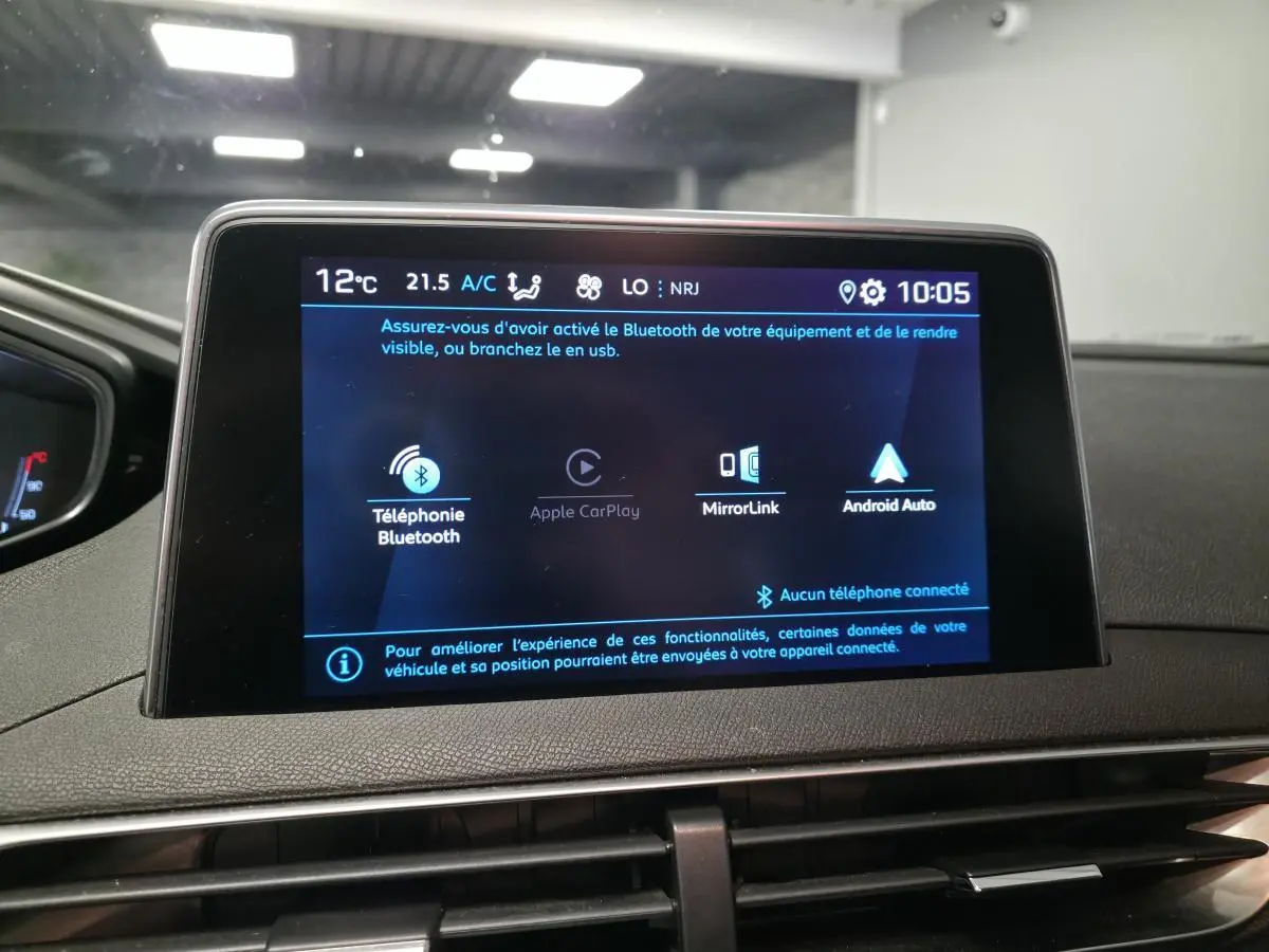 Écran tactile central du tableau de bord du Peugeot 5008 2020 affichant les options Bluetooth et MirrorLink.