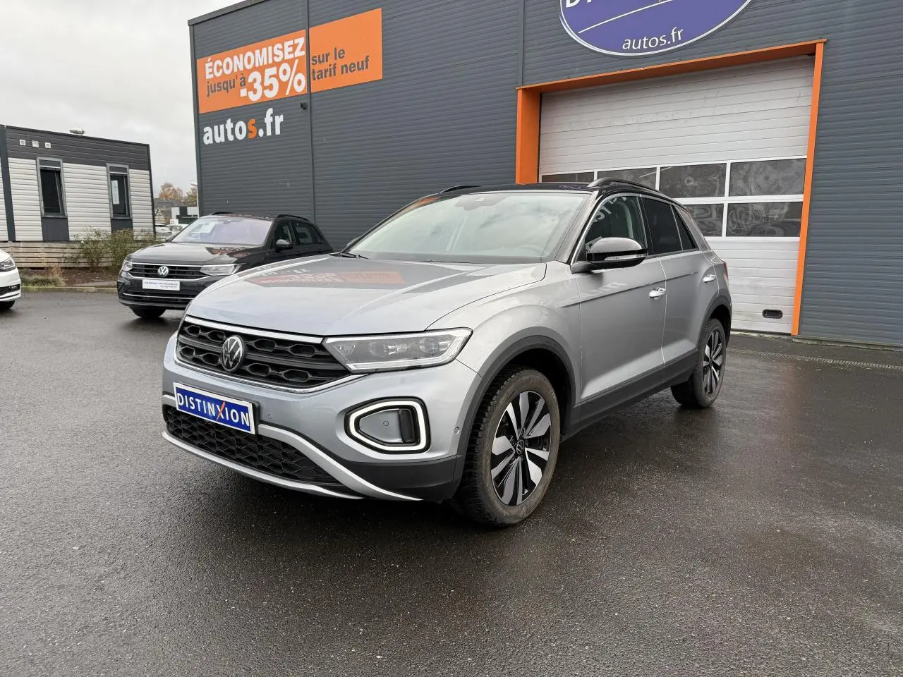 Volkswagen T-Roc argent pyrite métallisé en 3/4 avant droit, avec jantes alliage et calandre noire distinctive.