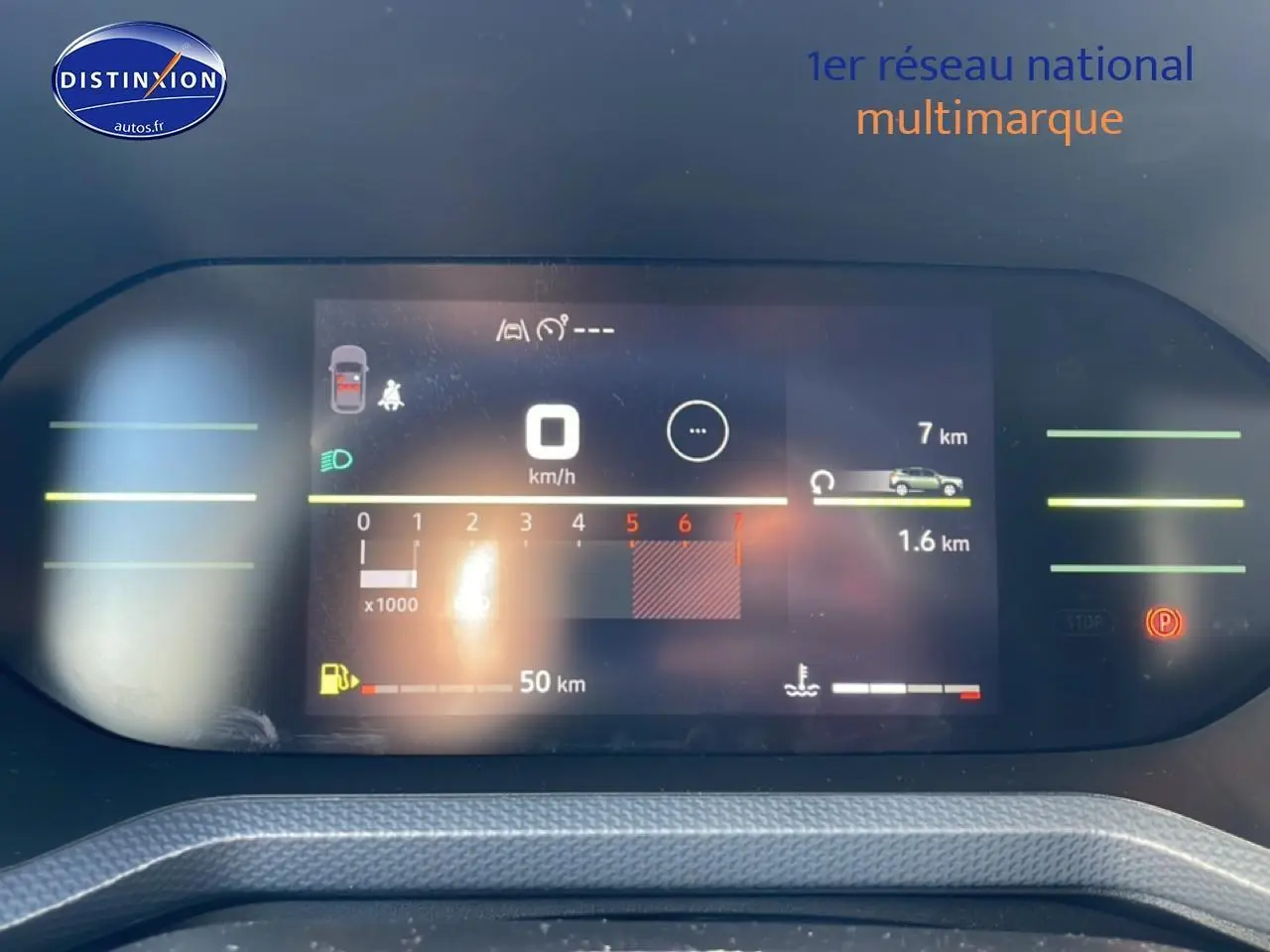 Tableau de bord numérique du Dacia Duster 2026 affichant la vitesse à 0 km/h et jauge de carburant, vue frontale rapprochée.