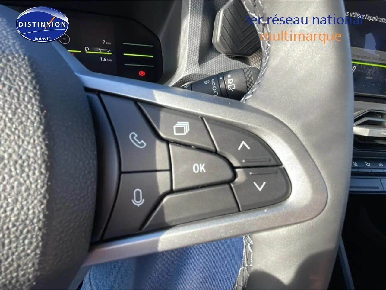 Gros plan sur les commandes multifonctions du volant côté gauche du Dacia Duster noir 2026, intérieur moderne.