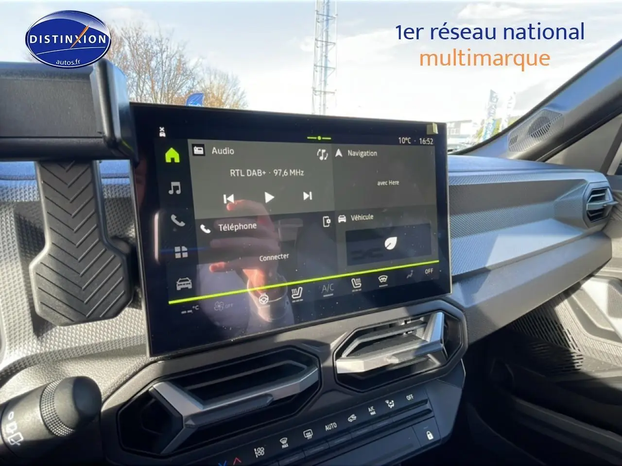 Vue intérieure du tableau de bord du Dacia Duster noir 2026, avec écran tactile multifonction et aérateurs hexagonaux.