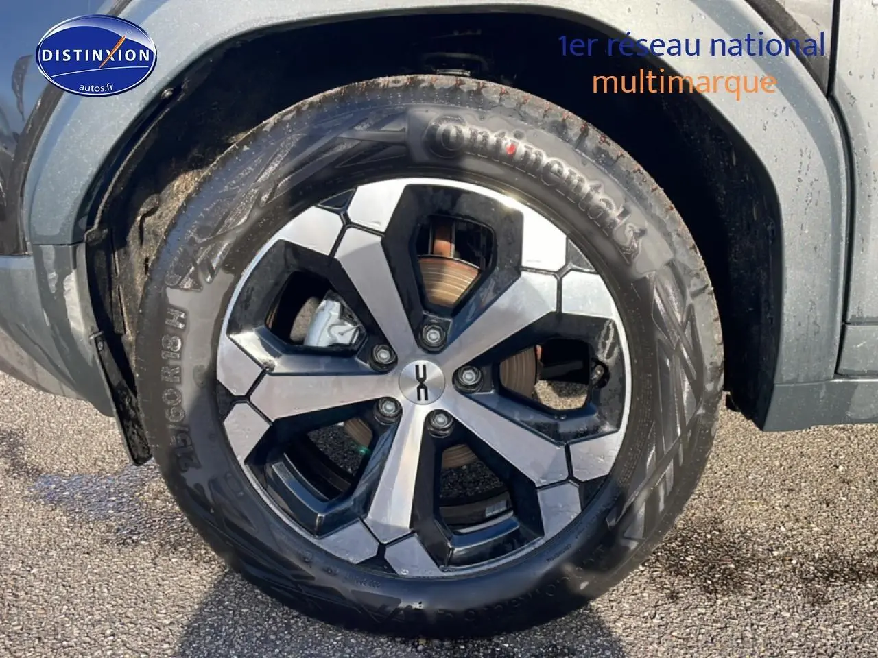 Gros plan sur la roue avant gauche du Dacia Duster noir 2026 avec jante alliage bicolore et pneu Continental.