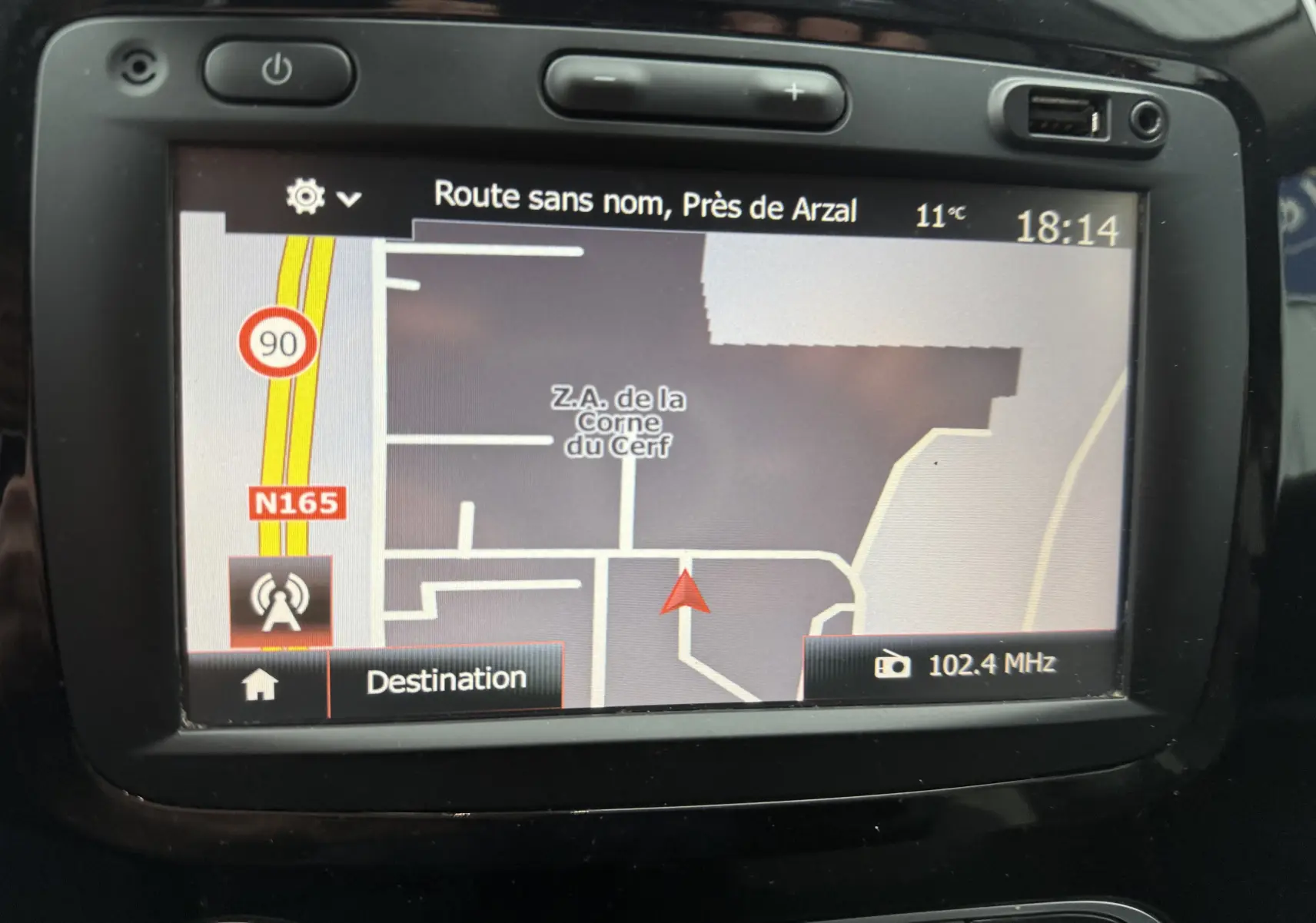 Écran tactile du GPS intégré d’un Renault Captur rouge de 2017, affichant une carte de navigation en intérieur.