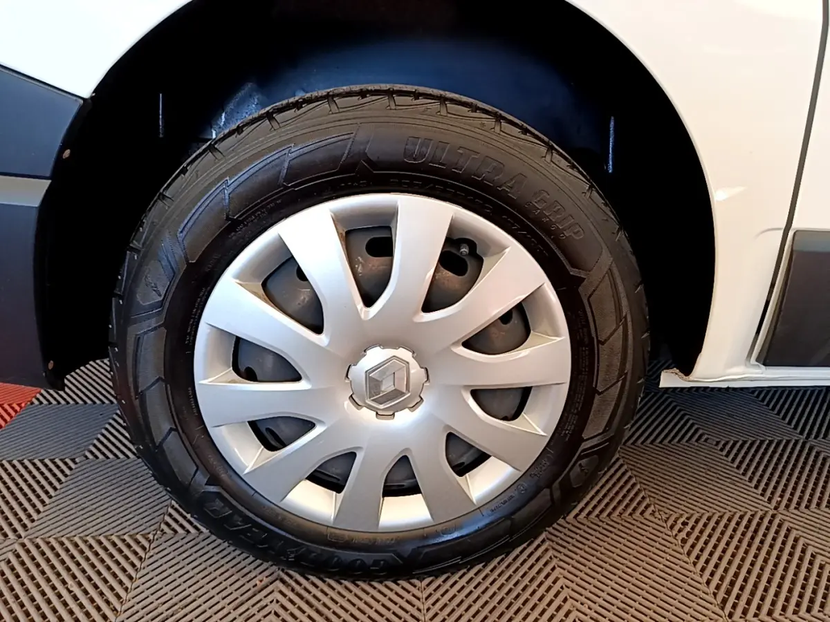 Gros plan sur la roue avant droite blanche du Renault Trafic Fourgon L1H1 1200 Confort 2021 avec enjoliveur argenté.