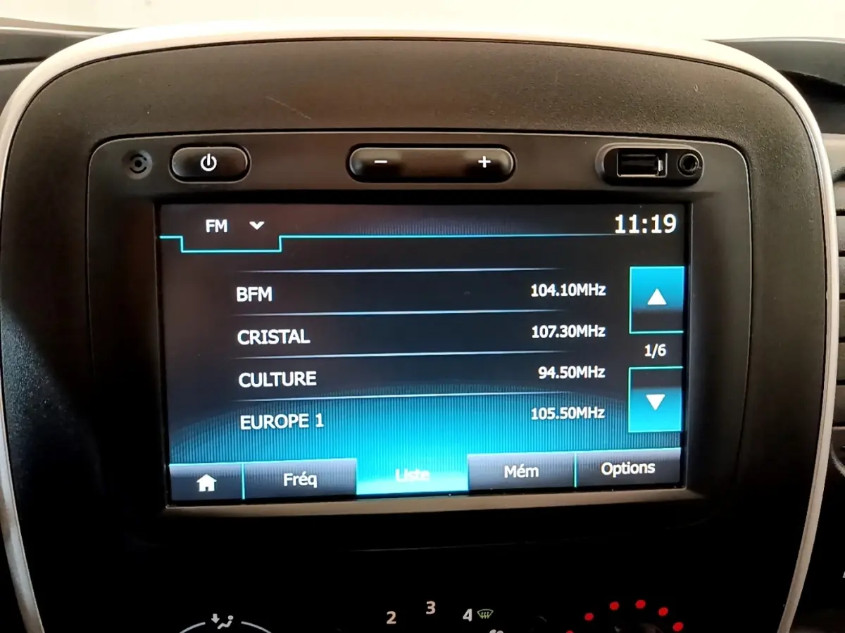 Écran tactile central du Renault Trafic Fourgon L1H1 1200 Confort 2021 affichant les stations FM.