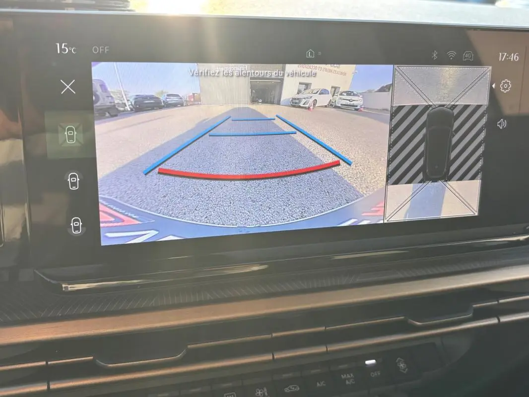 Écran de caméra de recul et vue 360° du tableau de bord de la Lancia Ypsilon gris 2025 avec aides au stationnement.