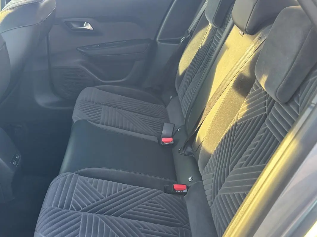 Vue latérale intérieure des sièges arrière en tissu gris avec motifs géométriques de la Lancia Ypsilon 2025.