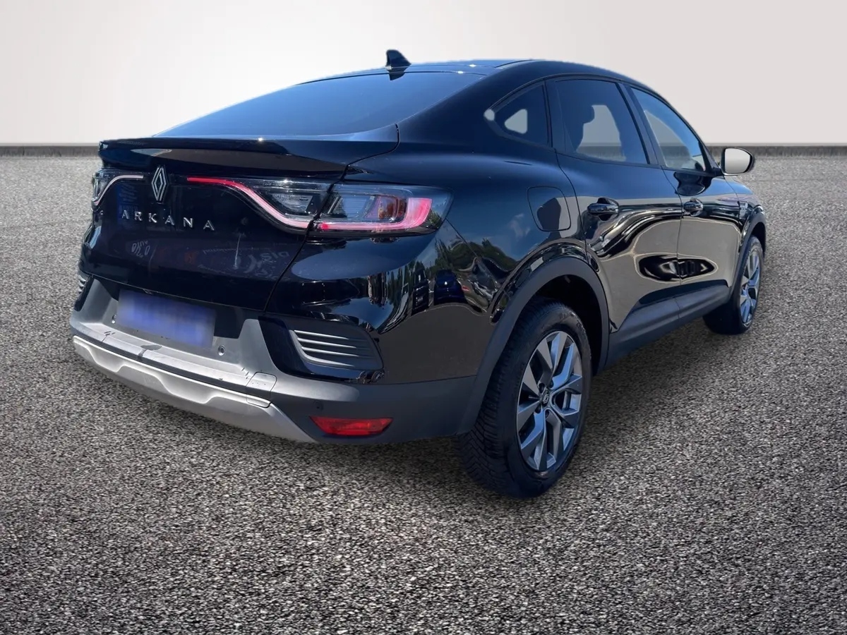 Vue 3/4 arrière droite d’un Renault Arkana noir brillant avec feux LED et jantes alliage.