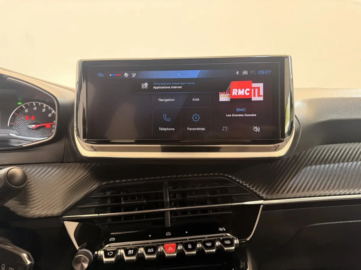 Vue rapprochée du tableau de bord de la Peugeot 208 2025, écran tactile central 7 pouces avec interface multimédia active.