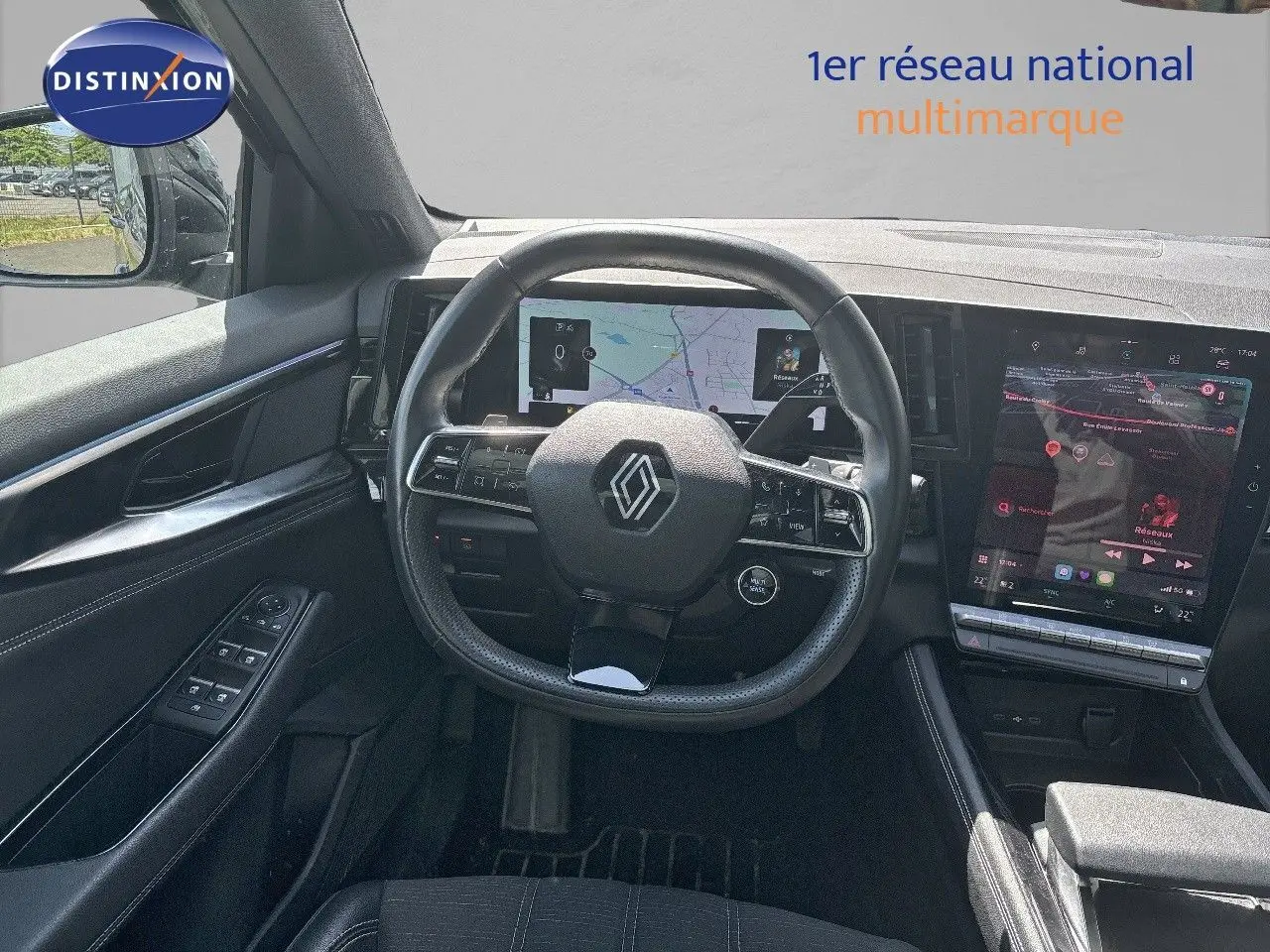 Vue intérieure du tableau de bord et volant du Renault Austral gris schiste, avec écran tactile et affichage numérique.