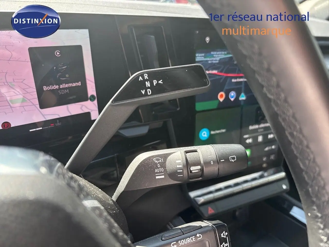 Gros plan sur les commandes au volant du Renault Austral gris schiste métal, mettant en valeur la boîte automatique et les réglages d'essuie-glace.