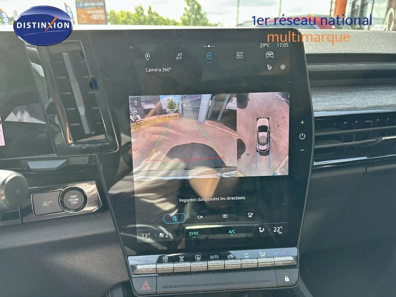 Écran central du Renault Austral gris schiste montrant la caméra 360° avec vue arrière et vue du dessus du véhicule.