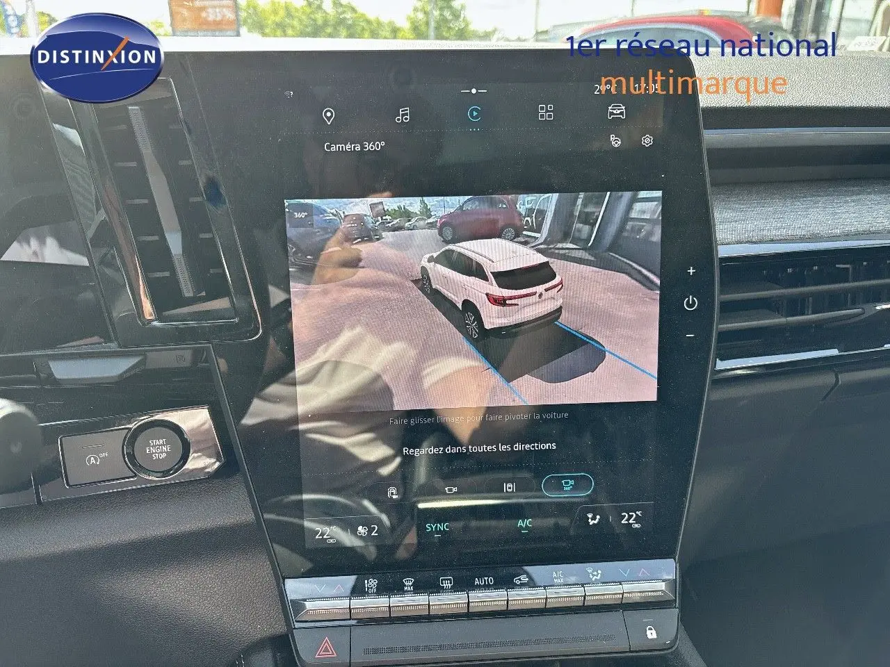 Écran central du Renault Austral 2024 montrant la caméra 360° avec vue 3/4 arrière virtuelle du véhicule.