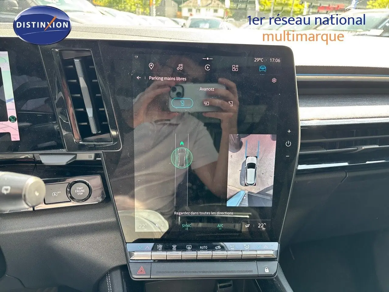 Écran tactile central du Renault Austral gris schiste, affichant l'aide au parking mains libres dans l'habitacle.