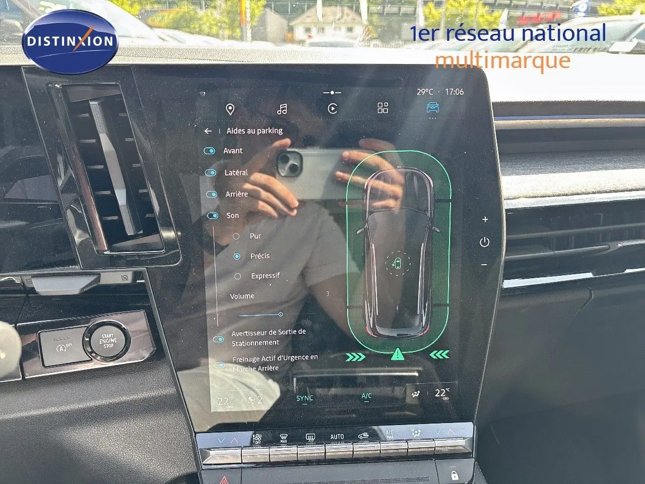 Écran tactile central du tableau de bord du Renault Austral gris schiste, affichant l'aide au parking et la climatisation.