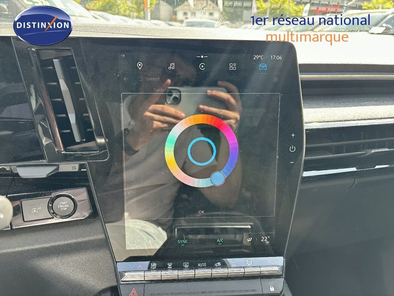 Écran tactile central du tableau de bord du Renault Austral gris schiste, avec commandes climatisation visibles.