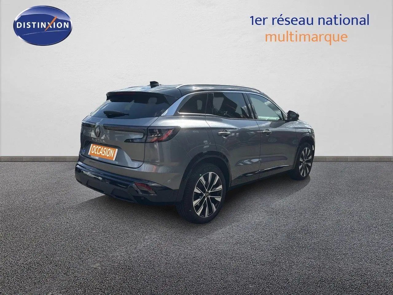 Renault Austral gris schiste métal vu en 3/4 arrière droit, avec jantes alliage et toit noir contrasté.