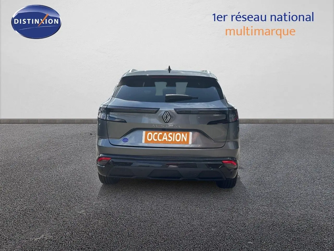 Vue arrière d'un Renault Austral gris schiste métal 2024 avec plaque "OCCASION" sur fond neutre.