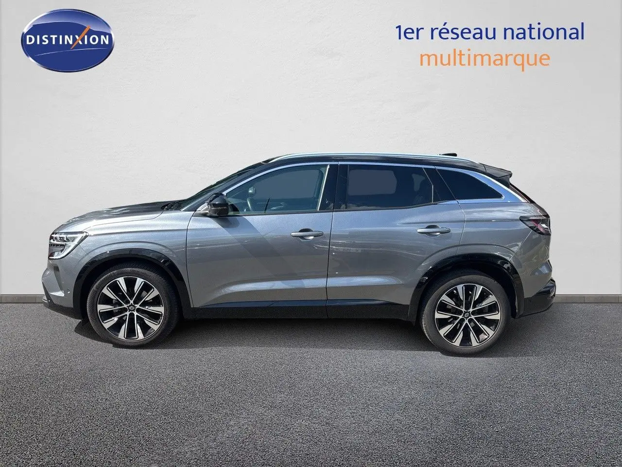 Profil droit du Renault Austral gris schiste métallisé avec jantes alliage bicolores et lignes épurées.