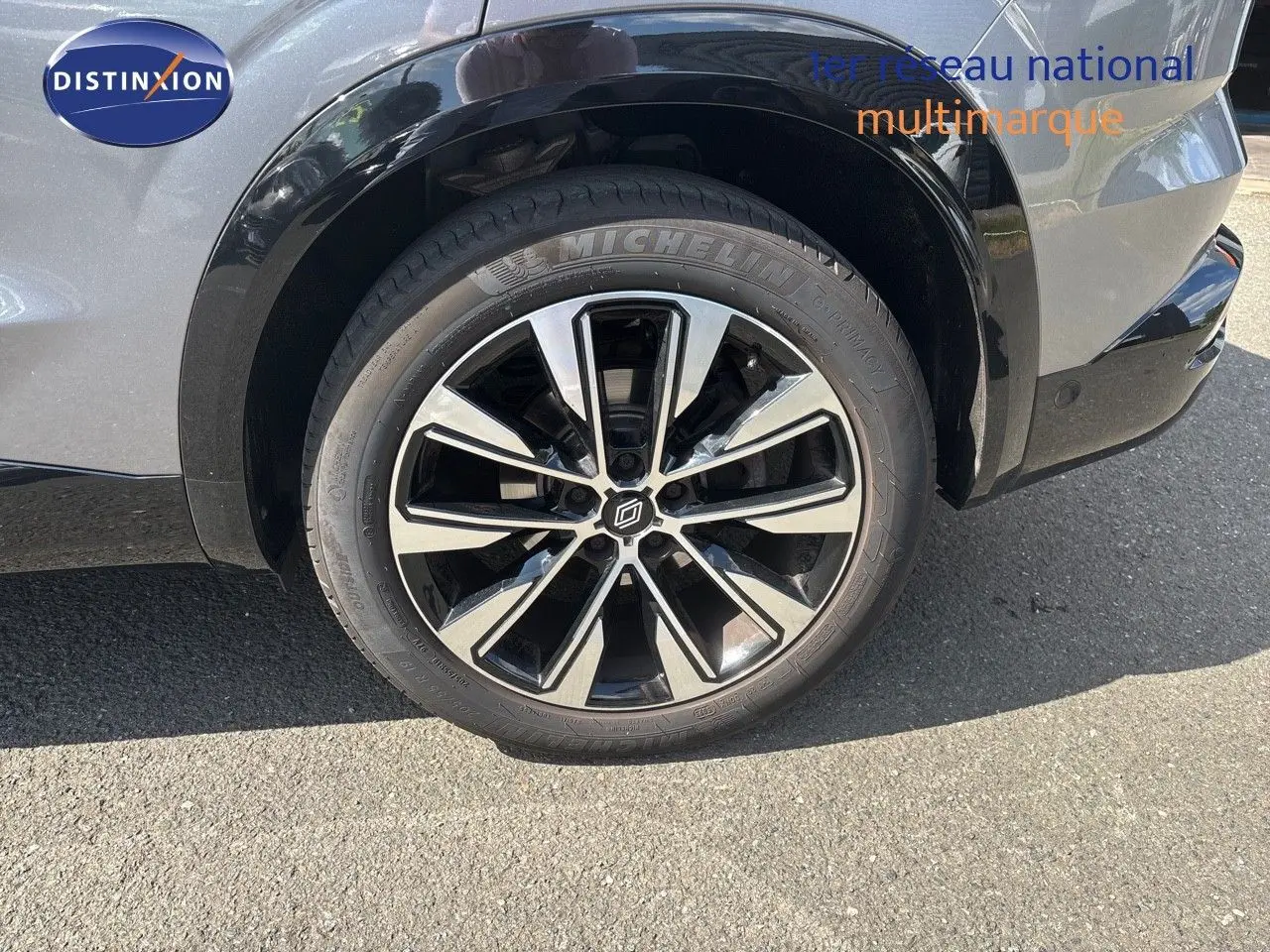 Gros plan sur la roue avant gauche du Renault Austral gris schiste métal, mettant en valeur la jante alliage noire et argent.