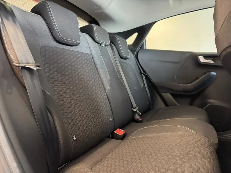 Vue latérale droite de la banquette arrière noire du Ford Puma 2023 avec appuie-têtes et ceintures visibles.
