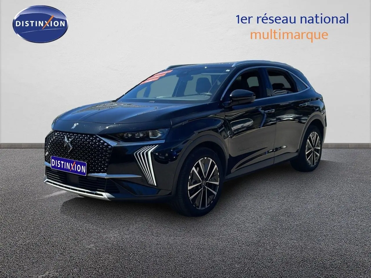 DS7 BlueHDi 130ch Opera noir métal en 3/4 avant droit, avec calandre distinctive et jantes bi-ton.
