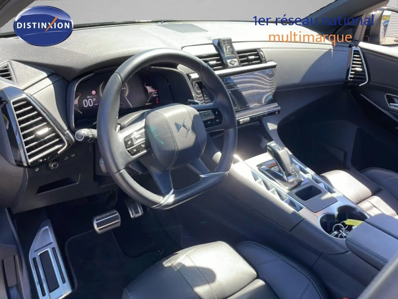 Intérieur noir cuir du DS7 BlueHDi 130ch 2024, vue côté conducteur sur volant et console centrale moderne.