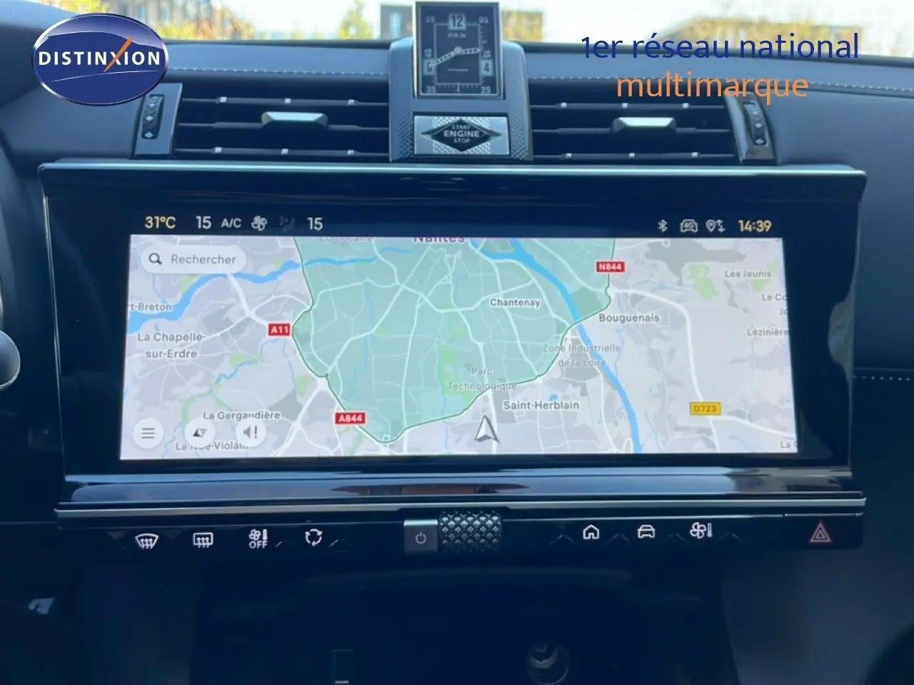 Vue intérieure du tableau de bord du DS7 2024 noir métal, écran tactile affichant la navigation GPS.