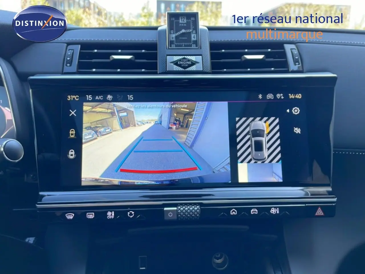Écran tactile central du DS7 2024 noir métal montrant la caméra de recul et l'affichage 360° intérieur.