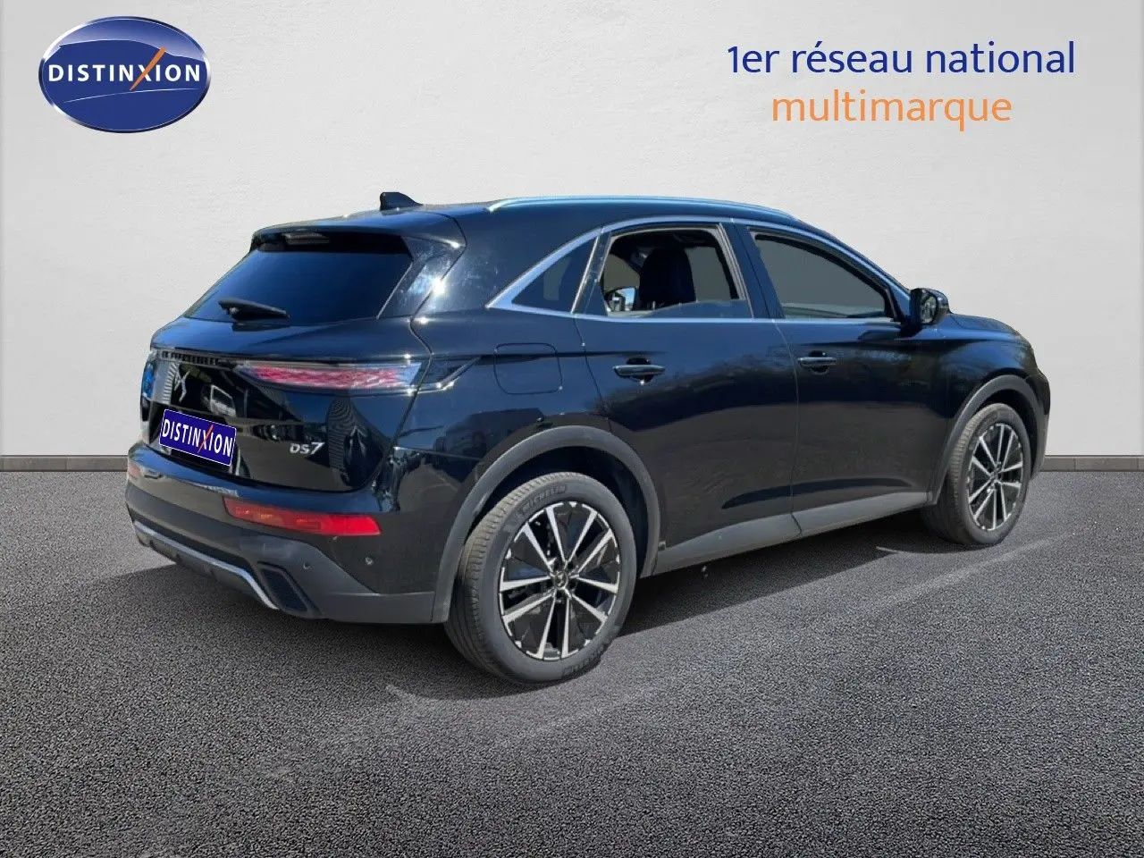 DS7 BlueHDi 130ch Opera noir métal vu en 3/4 arrière droit, avec jantes alliage et feux arrière LED fins.