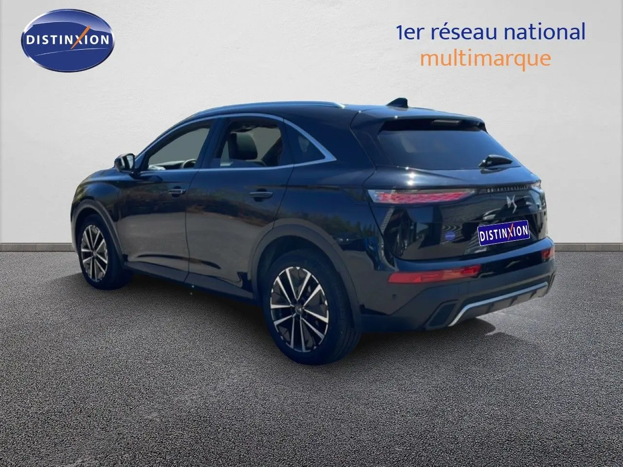 DS7 BlueHDi 130ch noir métal en 3/4 arrière droit, soulignant ses feux LED et jantes alliage bicolores.
