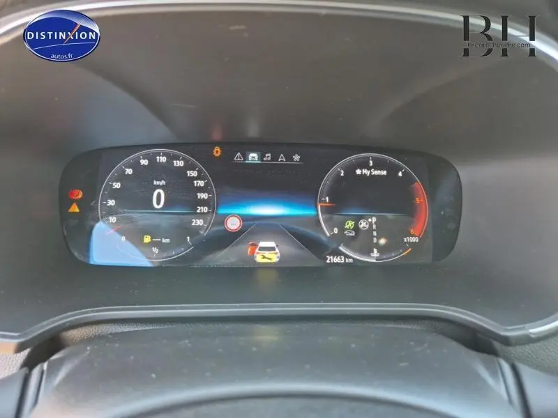 Tableau de bord numérique de Renault Mégane Break gris Titanium 2024 affichant vitesse, régime moteur et alertes de conduite