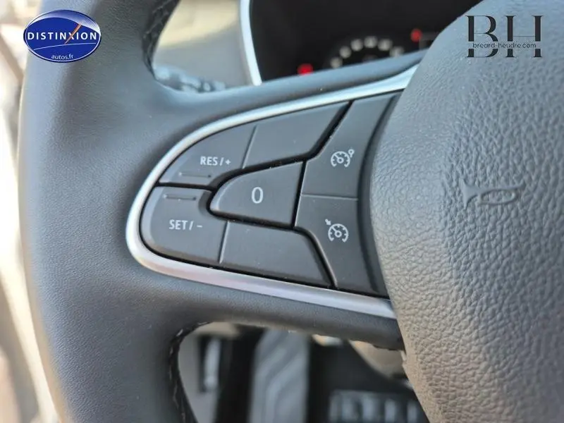 Gros plan sur les commandes du régulateur de vitesse au volant d'une Renault Mégane Break gris Titanium 2024