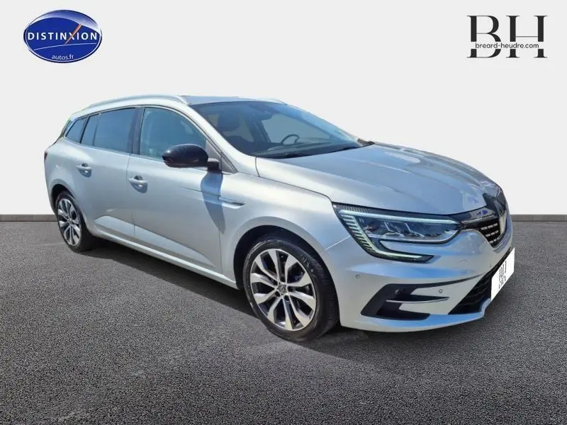 Renault Mégane Break gris titanium vue 3/4 avant droit, jantes alliage et feux LED distinctifs visibles