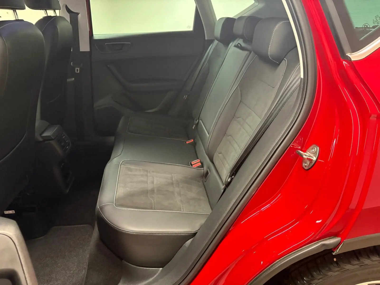 Vue intérieure arrière côté droit du SEAT Ateca 2024 Rouge Velvet, montrant les sièges en cuir et alcantara.