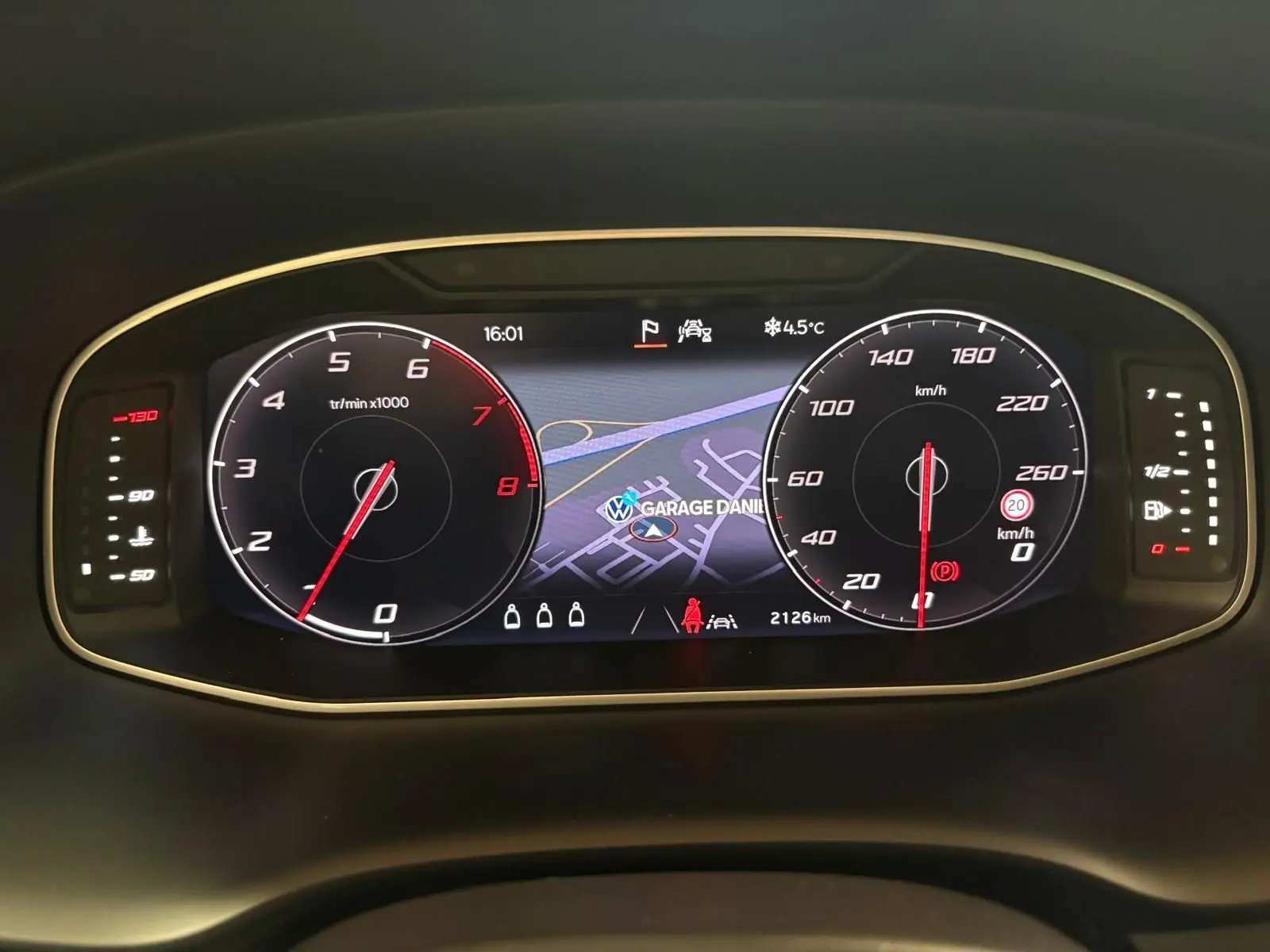 Tableau de bord numérique du SEAT Ateca 2024 affichant compte-tours, vitesse, navigation et température extérieure.