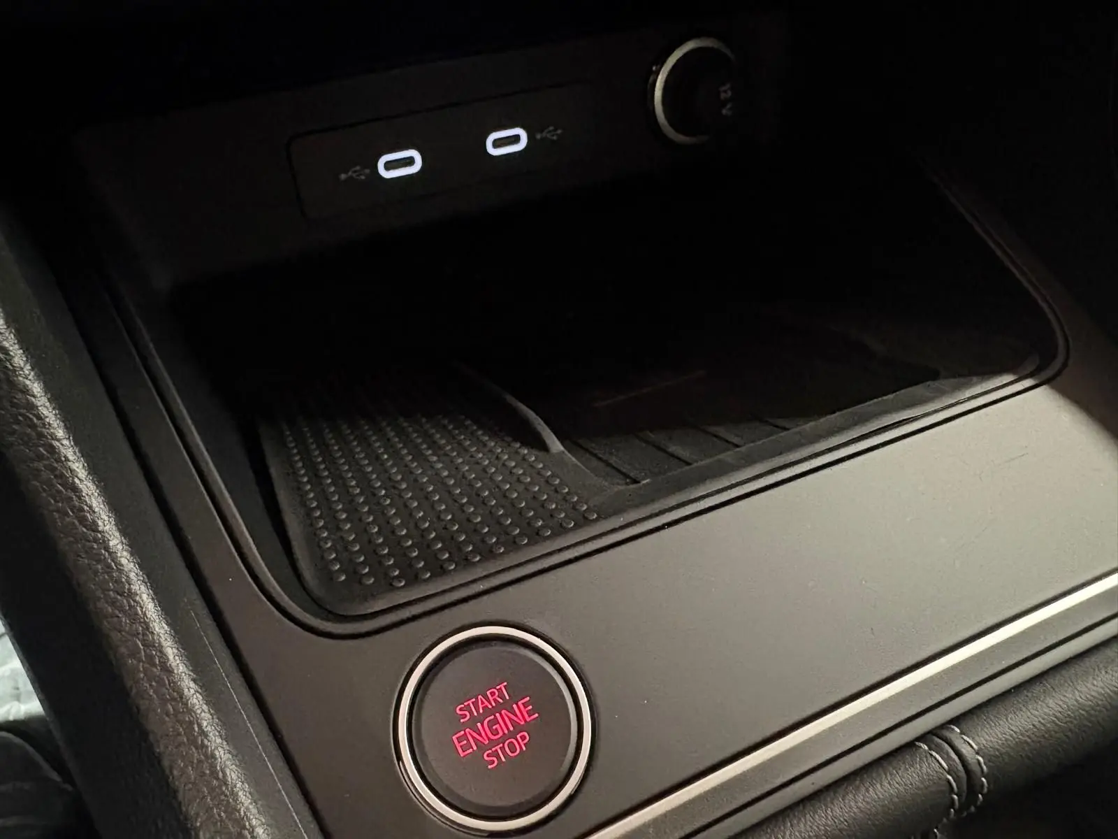 Gros plan sur le bouton Start Engine Stop et les ports USB dans la console centrale d’un SEAT Ateca 2024.