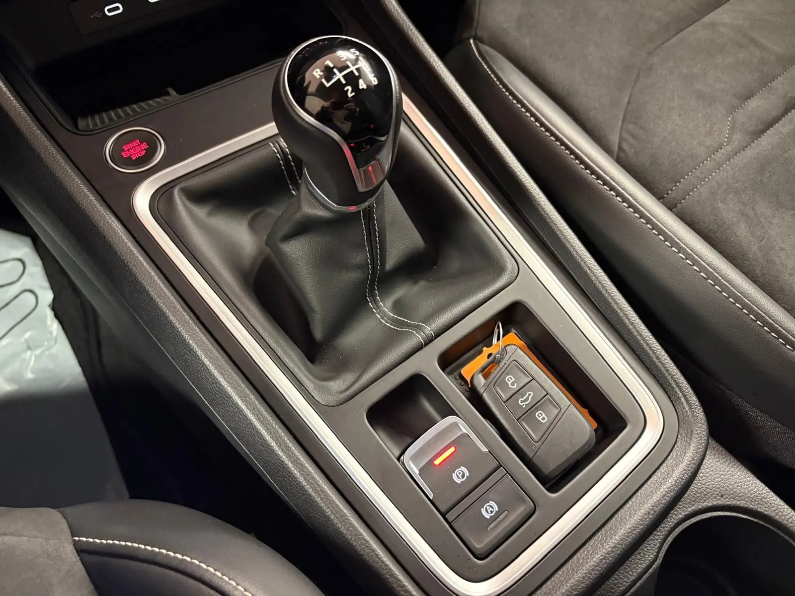 Vue rapprochée de la console centrale du SEAT Ateca 2024 avec levier de vitesse manuel et clé noire posée.