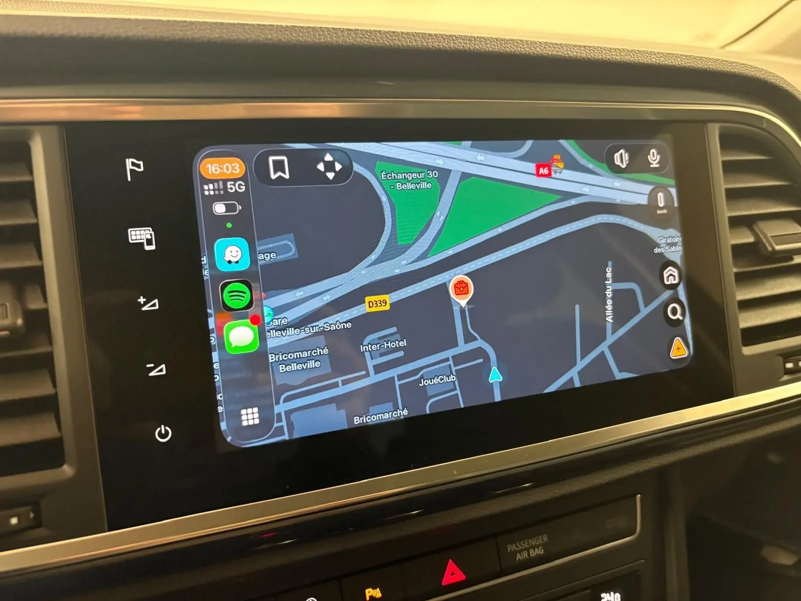 Écran tactile central affichant la navigation GPS dans l’habitacle du SEAT Ateca Rouge Velvet, vue de face.