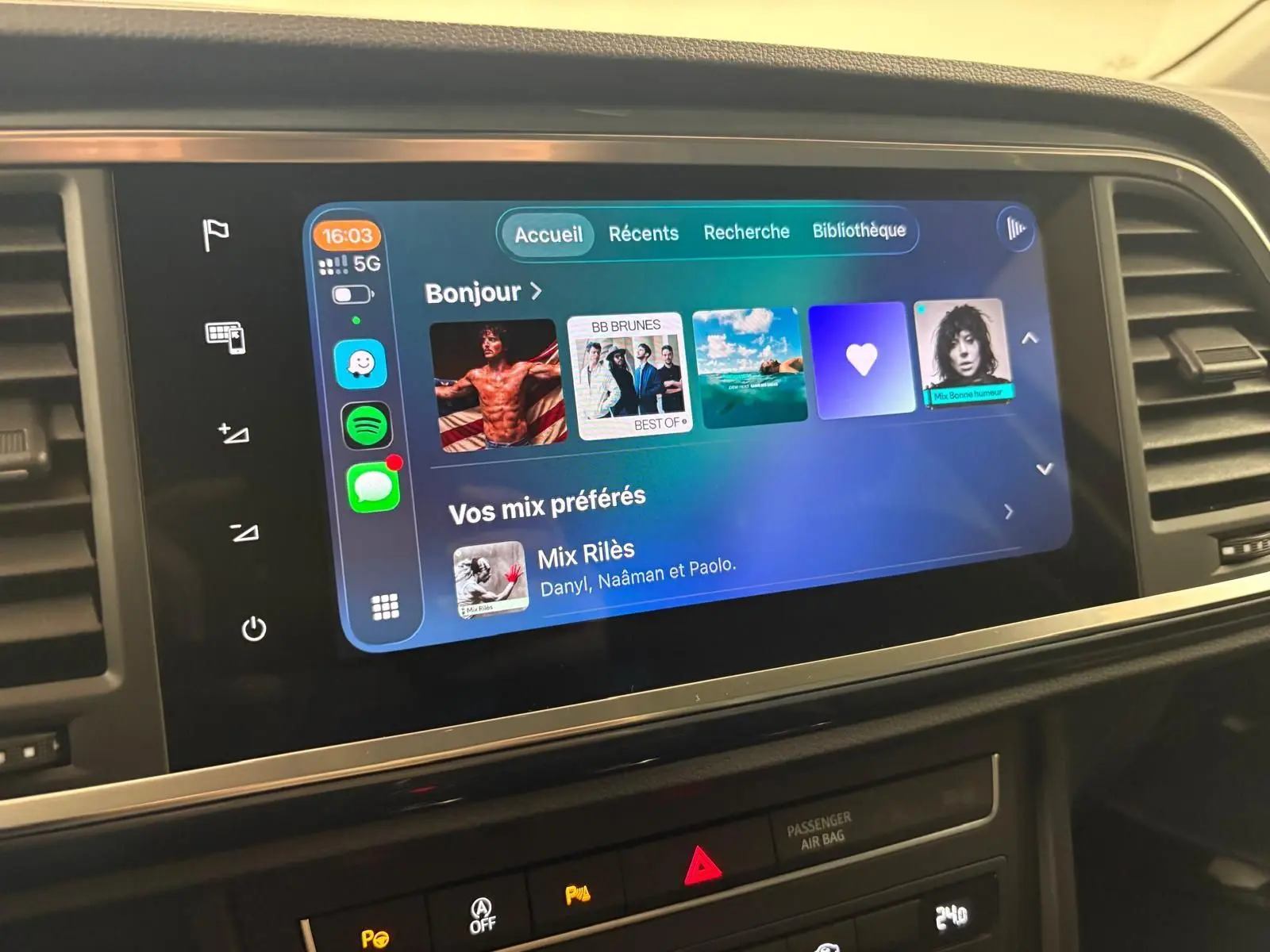 Écran tactile central du tableau de bord du SEAT Ateca 2024 affichant l'interface multimédia avec applications et musique.